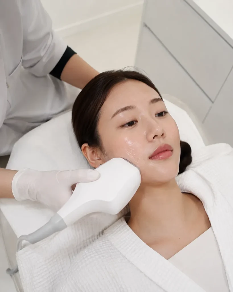 올타이트 리프팅 시술 장면 초음파 고주파 리프팅 이미지