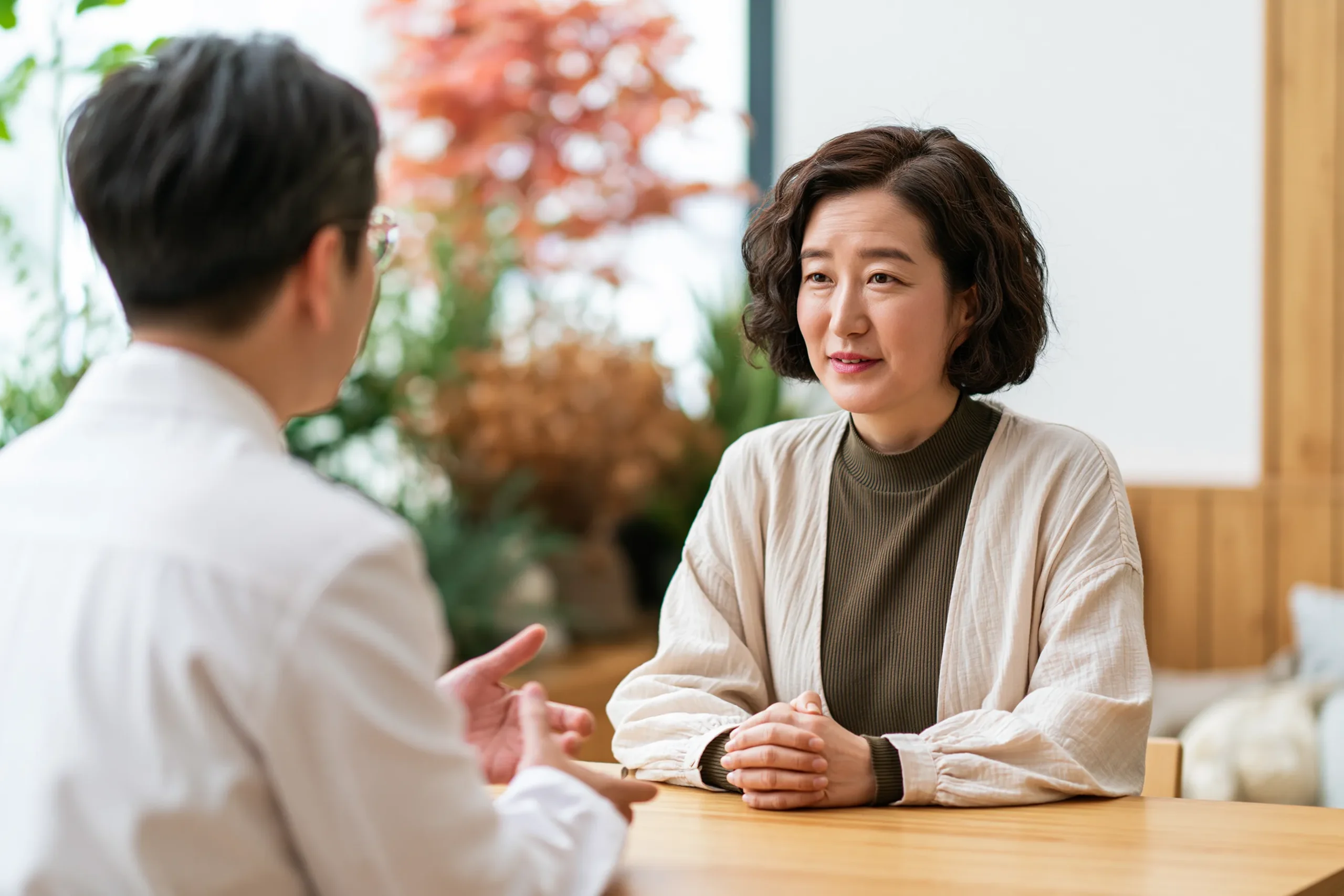 하지정맥류 진료 상담에서 환자가 의사와 치료 선택지를 상의하는 모습